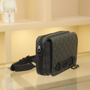 Alternative view of This new Steamer messenger bag infuses the New Classics collection with the brand's heritage elements, featuring an exquisite silhouette. The iconic Monogram Eclipse canvas complements classic details like the Steamer-style chain strap. It comes with a detachable shoulder strap for easy carrying. The zippered compartment offers ample storage space, while the front flap pocket with magnetic closure ensures your belongings stay secure.Dimensions: 23.5 x 17 x 6 cm